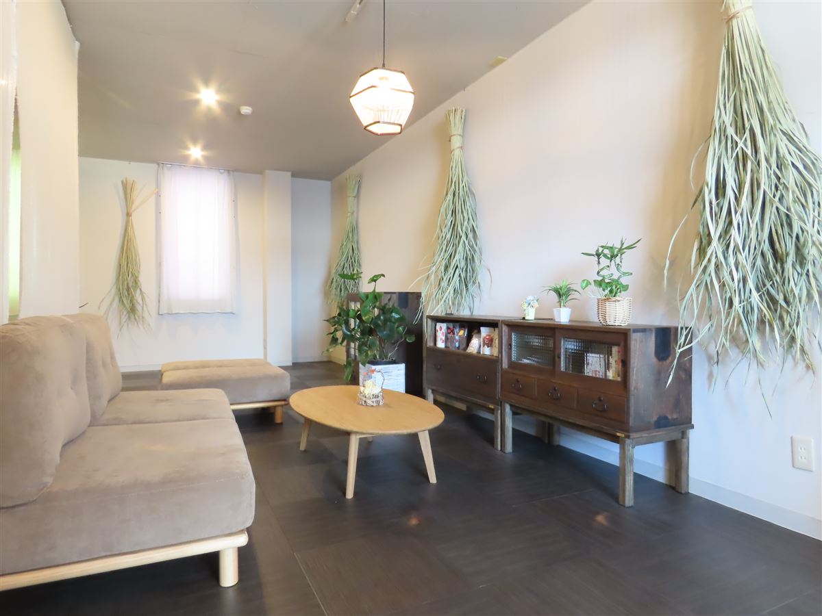 Soleil優の店内、天井から下がるよもぎの束
